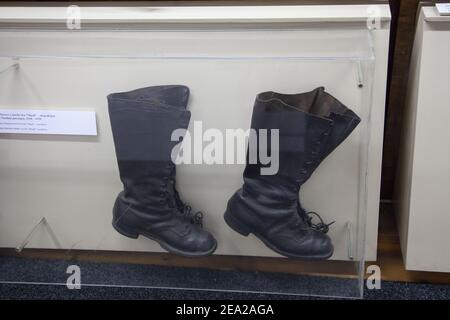 TROMSO/NORWEGEN - JULI 28 2012:Helmer Hansen's Stiefel von der 'mad' Expedition sind im Polarmuseum. Helmer Julius Hanssen war ein norwegischer Seemann, Pilot Stockfoto