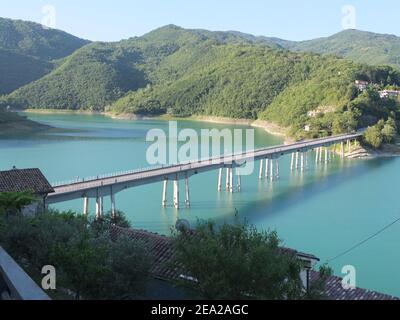 Brücke über den künstlichen See Lago di Torano, Castel de Tora, Latium, Italien Stockfoto