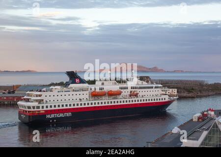 SVOLVAR/NORWEGEN - 2012. JULI 30: Hurtigruten-Kreuzfahrtschiff fährt bei Sonnenuntergang vom Hafen Svolvar auf den Lofoten-Inseln ab Stockfoto