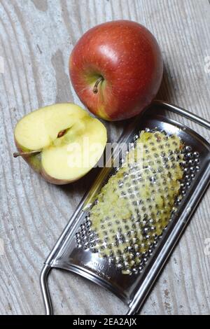 Apfel und Apfelreibe, Reibe Stockfoto