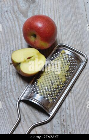 Apfel und Apfelreibe, Reibe Stockfoto