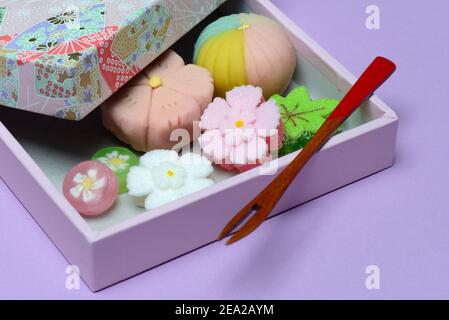 Wagashi, japanische Süßigkeiten in Geschenkbox, Süßigkeiten, Süßigkeiten Stockfoto