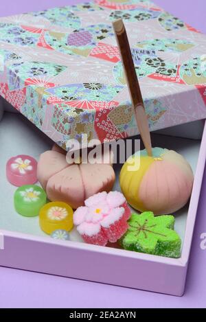 Wagashi, japanische Süßigkeiten in Geschenkbox, Süßigkeiten, Süßigkeiten Stockfoto