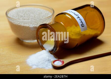 Sodapulver in der Flasche, Schüssel mit Backhefe, Backmittel, Backmittel, Backzutat Stockfoto