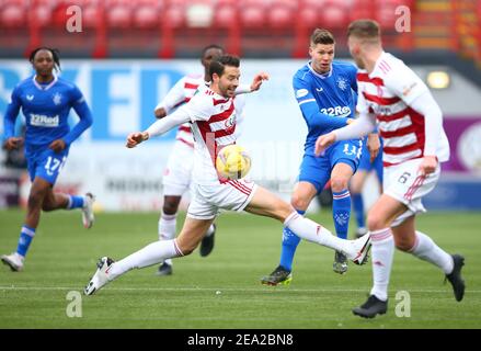 7th. Februar 2021; Fountain of Youth Stadium Hamilton, South Lanarkshire, Schottland; Scottish Premiership Football, Hamilton Academical gegen Rangers; Cedric Itten von Rangers räumt den Ball im Auffeld Stockfoto