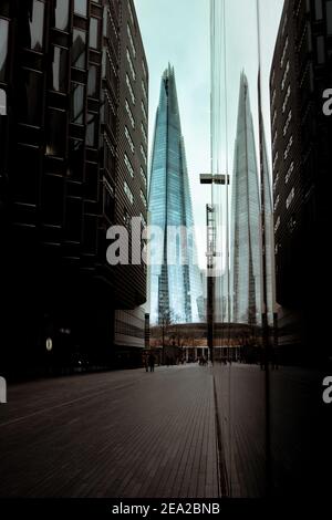 London UK Januar 2021 Vertikale Aufnahme des Megatowers Shard in London, Moore Street Area. Spiegelung des Glases, dunkel kalt launisch Wintertag Stockfoto