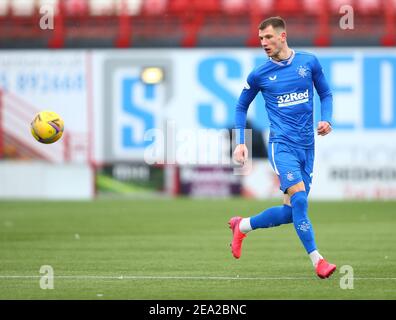 7th. Februar 2021; Fountain of Youth Stadium Hamilton, South Lanarkshire, Schottland; Scottish Premiership Football, Hamilton Academical gegen Rangers; Borna Barisic der Rangers auf dem Ball Stockfoto