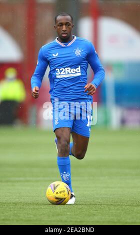 7th. Februar 2021; Fountain of Youth Stadium Hamilton, South Lanarkshire, Schottland; Scottish Premiership Football, Hamilton Academical gegen Rangers; Glen Kamara der Rangers auf dem Ball Stockfoto