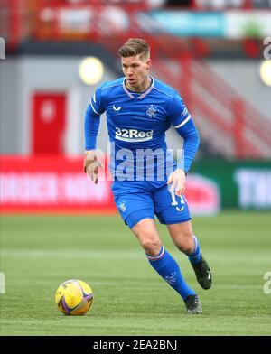 7th. Februar 2021; Fountain of Youth Stadium Hamilton, South Lanarkshire, Schottland; Scottish Premiership Football, Hamilton Academical gegen Rangers; Cedric Itten der Rangers auf dem Ball Stockfoto