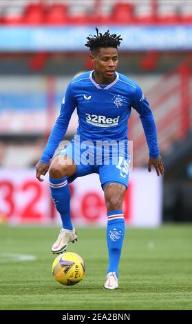 7th. Februar 2021; Fountain of Youth Stadium Hamilton, South Lanarkshire, Schottland; Scottish Premiership Football, Hamilton Academical gegen Rangers; Bongani Zungu auf dem Ball Stockfoto