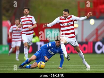 7th. Februar 2021; Fountain of Youth Stadium Hamilton, South Lanarkshire, Schottland; Scottish Premiership Football, Hamilton Academical gegen Rangers; Cedric Itten von Rangers und Aaron Martin von Hamilton Academical verwickeln sich Stockfoto