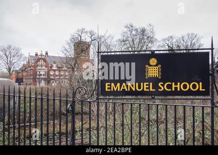 Schulschilder außerhalb der Emanuel School, Battersea Rise, London, SW11, Großbritannien Stockfoto