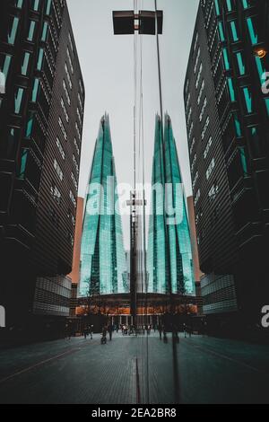 London UK Januar 2021 Vertikale Aufnahme des Megatowers Shard in London, Moore Street Area. Spiegelung des Glases, dunkel kalt launisch Wintertag Stockfoto