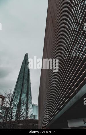 London UK Januar 2021 Vertikale Aufnahme des Megatowers Shard in London City, Moore Street Area.Dunkler kalter launischer Wintertag Stockfoto