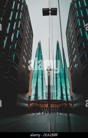 London UK Januar 2021 Vertikale Aufnahme des Megatowers Shard in London, Moore Street Area. Spiegelung des Glases, dunkel kalt launisch Wintertag Stockfoto
