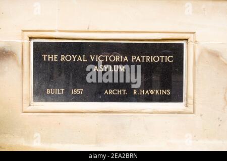 Fundamentstein außerhalb des Royal Victoria Patriotic Asylum, Trinity Road, Wandsworth, London, Großbritannien Stockfoto