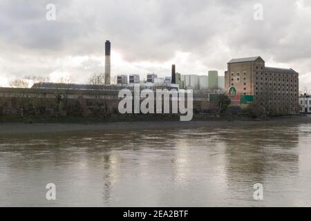 Die ehemalige Mortlake Brewery (ehemals Stag Brewery) an der Themse im Südwesten Londons, Mortlake, London, Großbritannien Stockfoto