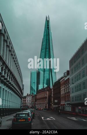 London UK Januar 2021 Straßen von London, Mini cooper Auto auf der Straße geparkt, massive Shard Wolkenkratzer steigt in der Ferne. Straßen leer d Stockfoto