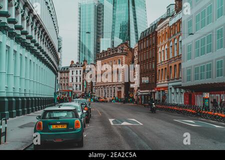 London UK Januar 2021 Straßen von London, Mini cooper Auto auf der Straße geparkt, massive Shard Wolkenkratzer steigt in der Ferne. Straßen leer d Stockfoto