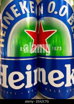 2021: Heineken Bier in Blechdosen im Supermarktregal stehend Stockfoto