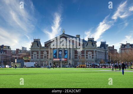 AMSTERDAM, NIEDERLANDE - 4. Dezember 2015: Blick auf das Royal Concertgebouw, eine Konzerthalle in Amsterdam. Stockfoto