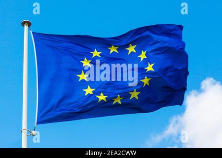 Flagge eu ist isoliert in blauem Himmel Stockfoto