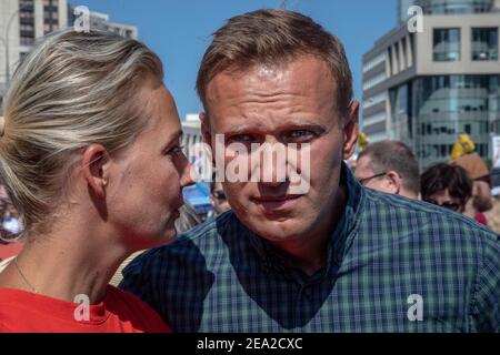 Moskau, Russland. 29th, Juli 2018. Der russische Oppositionsführer Alexei Nawalny und seine Frau Yulia (links) nehmen an einer Kundgebung gegen die von der Regierung vorgeschlagene Reform zur Anhöhung des Rentenalters in Moskau, Russland, Teil Stockfoto