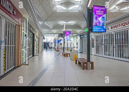 LONDON STANSTED, ENGLAND - FEBRUAR 6th 2021: Leere Abflughalle mit geschlossenen Geschäften am 6th 2021. Februar. Internationale Flüge waren schlecht Stockfoto