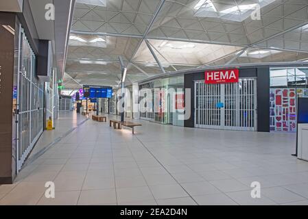 LONDON STANSTED, ENGLAND - FEBRUAR 6th 2021: Leere Abflughalle mit geschlossenen Geschäften am 6th 2021. Februar. Internationale Flüge waren schlecht Stockfoto