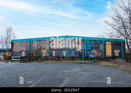 Verlassene und verlassene Busgarage, abgerissen im juni 2022, mit privatem Parkplatz für Mitarbeiter in Crewe Ceshire UK Stockfoto