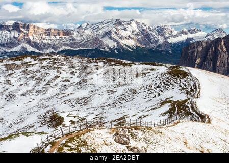 Nachmittags Sonnenlicht auf einer Dolomitengebirgslandschaft von schneebedeckten Gipfel Bergrücken mit Blick auf die felsige Fanes-Sennes-Prags-Bergkette im Herbst Stockfoto