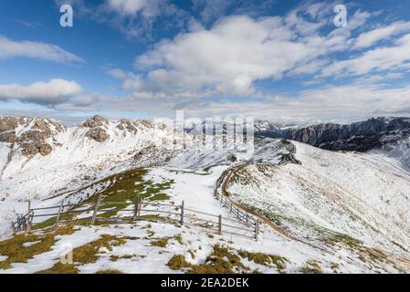 Nachmittags Sonnenlicht auf einer Dolomitengebirgslandschaft von schneebedeckten Gipfel Bergrücken mit Blick auf die felsige Fanes-Sennes-Prags-Bergkette im Herbst Stockfoto