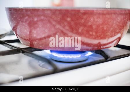 Nahaufnahme des Gasofen-Feuers. Kochen von Speisen in einer Pfanne. Konzept der Treibstoffpreise für Gas und Brandschutz zu Hause Stockfoto