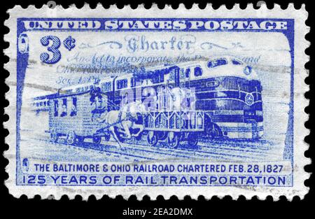 USA - UM 1952: Eine in den USA gedruckte Briefmarke zeigt die Charta und drei Etappen des Eisenbahnverkehrs, 125th-jährige Ausgabe der Baltimore und Ohio Stockfoto