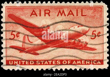 USA - UM 1946: Eine in den USA gedruckte Briefmarke zeigt den Douglas DC-4 Skymaster, um 1946 Stockfoto