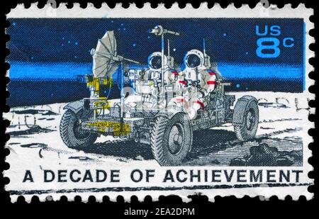 USA - UM 1971: Eine in den USA gedruckte Briefmarke zeigt den Lunar Rover, Apollo 15 Mondexplorationsmission Juli 26-August 7, Space Achievement Decade Ausgabe, c Stockfoto