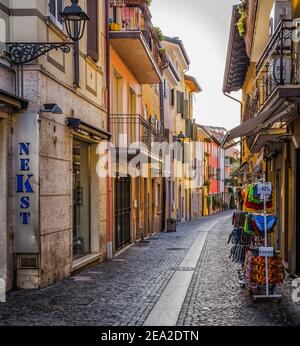 Bardolino am Gardasee. Straße des berühmten malerischen Dorfes. Die Stadt ist ein beliebtes Urlaubsziel. Bardolino, Provinz Verona, Italien Stockfoto