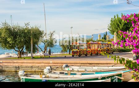 Der kleine Zug der Stadt Bardolno. Dieser bunte kleine Zug nimmt Touristen mit auf eine Besichtigungstour rund um Bardolino, einem der attraktiven Einheimischen Stockfoto