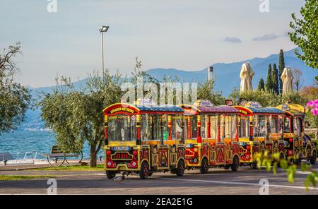 Der kleine Zug der Stadt Bardolno. Dieser bunte kleine Zug nimmt Touristen mit auf eine Besichtigungstour rund um Bardolino, einem der attraktiven Einheimischen Stockfoto