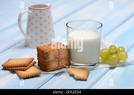 Butterkekse und Glas Milch, Petit Beurre, Frankreich Stockfoto