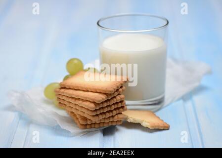 Butterkekse und Glas Milch, Petit Beurre, Frankreich Stockfoto