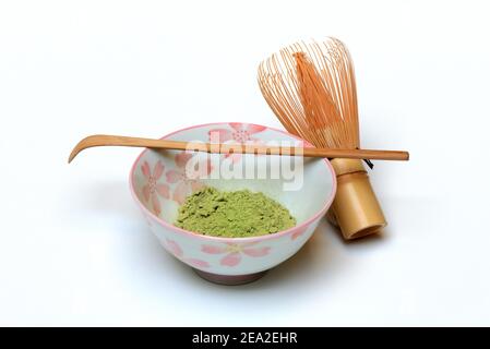 Matcha Pulver in Schüssel, Bambus Besen und Spatel, Tee Besen, Matcha Besen Stockfoto