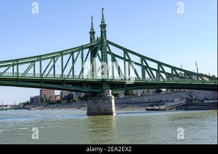 Freiheitsbrücke (Szabadság híd) in BU in Budapest, Ungarn - die Freiheitsbrücke ist eine Brücke in Budapest. Es wurde 1896 erbaut. Stockfoto