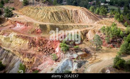 Sulfid-Lagerstätten in Kokkinopezoula Tagebaumine in Mitsero, Zypern. Luftaufnahme auf bunte Landschaft Stockfoto