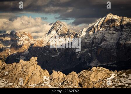 Die schneebedeckten Felsen und Gipfel der Neunerspitze, Zehnerspitze und Seekofel in den Fanes-Sennes-Prags leuchten in der Abendsonne, Dolomiten Stockfoto