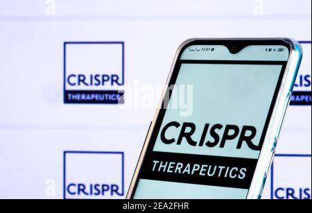 In dieser Abbildung ist ein Logo der CRISPR Therapeutics AG auf einem Smartphone zu sehen. Die CRISPR Therapeutics AG ist ein schweizerisch-amerikanisches Biotechnologie-Unternehmen mit Sitz in Zug. Stockfoto