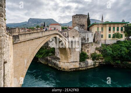 Stari Most / Mostar Brücke und über den Fluss Neretva in Mostar, Bosnien und Herzegowina. Stockfoto