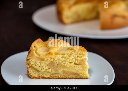 Süße Apfelkuchen Scheibe isoliert auf Holzhintergrund Stockfoto