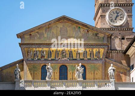 Mosaik an der Fassade der Heiligen Maria in der Basilika Trastevere. Rom, Italien Stockfoto