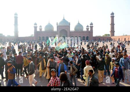 Pakistanische Anhänger der religiösen Gruppe Jamaat-e-Islami, Sunniten Tehrek, Milli Rickshaw Union, Tehreek-e-Labbaik Pakistan nehmen an einer Anti-Indien-Demonstration zum Kaschmir Solidarity Day in Lahore, Pakistan, am 05. Februar 2021 Teil. Pakistans politische und militärische Führung am Freitag markierte den jährlichen Tag der Solidarität mit Kaschmir und schwulte, die politische Unterstützung für diejenigen, die im von Indien kontrollierten Teil Kaschmirs leben, fortzusetzen und für eine Lösung des Status der umstrittenen Region in Übereinstimmung mit UN-Resolutionen. (Foto von Rana Sajid Hussain/Pacific Press/Sipa USA) Stockfoto